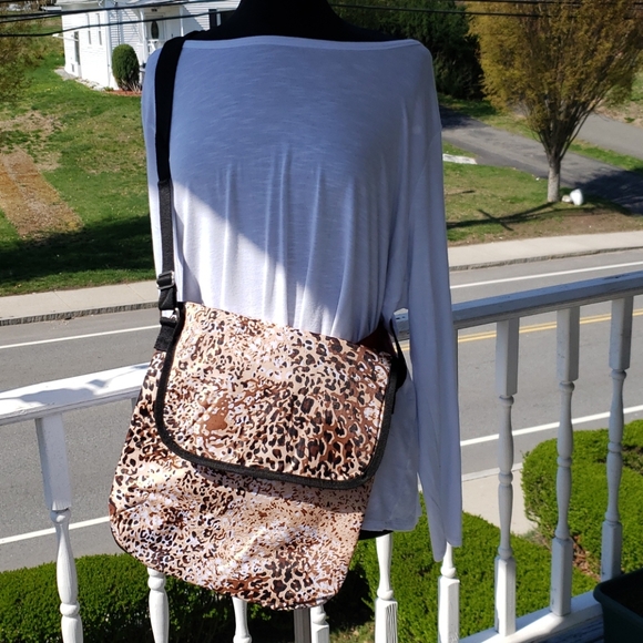 Leopard print laptop cross body bag - Picture 1 of 8